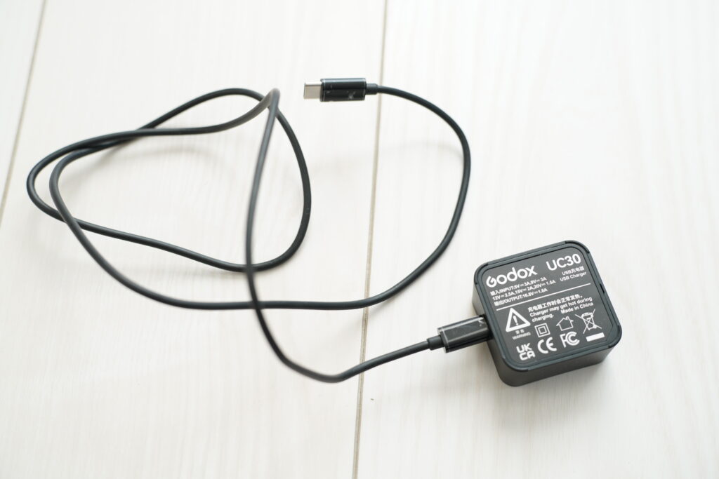 AD200proⅡの付属品　充電器