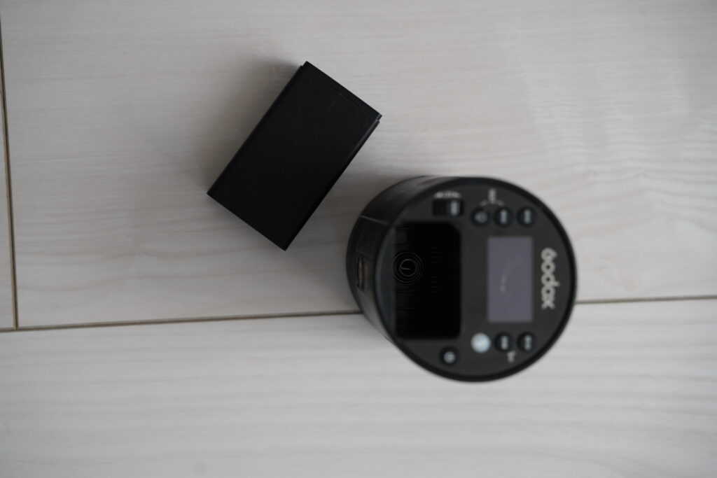 AD100proの電池はWB100を使用