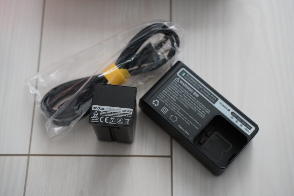GODOX AD300の電池と充電器