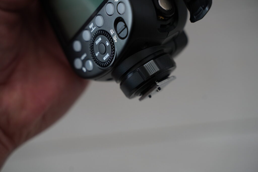 GODOX TT685ⅱにはクイックリリースロックシステムが搭載